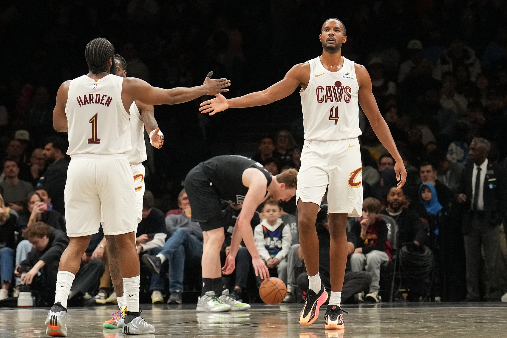 开云体育下载-媒体人：莫布里基本属于不会投篮 米切尔哈登肯定能看出&amp;但不会说